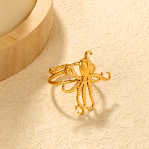 Goldener Oktopus-Ring mit detaillierten Tentakelstrukturen in schlichtem Ambiente