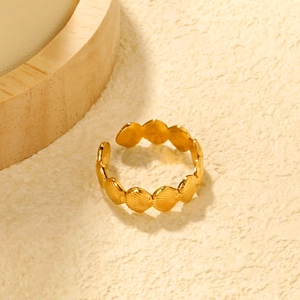 Detail eines verstellbaren goldfarbenen Muschelrings mit radialer Textur im Vintage-Stil