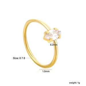 Dettaglio di uno zircone marquise trasparente su una sottile fascia dorata da 1,5 mm