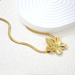 Französische Vintage-Halskette mit plissiertem Blumenanhänger und eleganter Schlangenkette