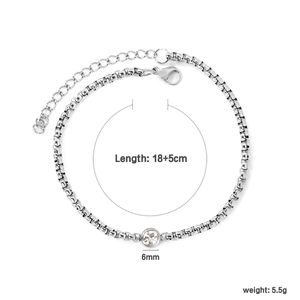 Détail d'un bracelet chaîne vénitienne argentée avec un oxyde de zirconium rond 6mm