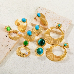 Ensemble de boucles d'oreilles bohèmes en acier doré 18K avec pierres turquoise et malachite