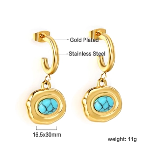 Détail de boucles d'oreilles turquoise en acier doré montrant la taille 16,5x30 mm