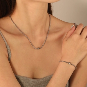 Parure collier et bracelet en acier inoxydable argenté avec pierres de zircone rondes