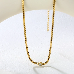 Collier chic en acier doré avec pendentif zircon rond et breloque cœur sur l'extension