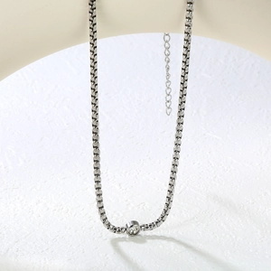 Détail du collier à maillons carrés en acier inoxydable avec pendentif zircon blanc rond