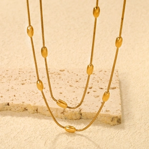 Collana a catena serpente a doppio strato placcata oro 18k con grani ovali su pietra