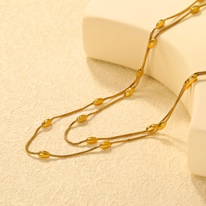 Collana a doppio strato in acciaio inossidabile placcato oro 18K con grani ovali su supporto