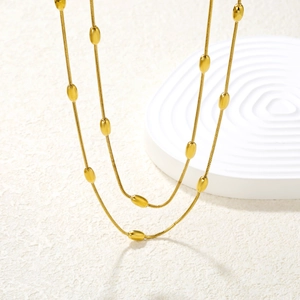 Collana a doppio strato in maglia serpente dorata con perline ovali su supporto