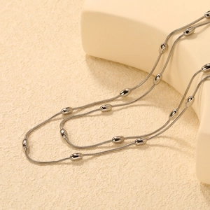 Dettaglio macro della collana a catena serpente d'argento con perline ovali