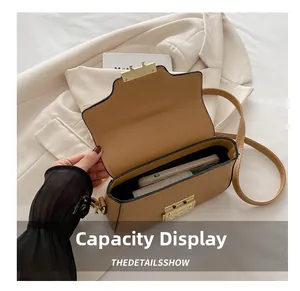 Detail der kamelfarbenen Kroko-Tasche mit Goldschloss und Platz für ein Smartphone innen