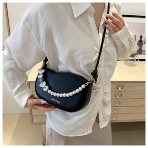 Détail du sac bandoulière noir demi-lune avec chaîne décorative en perles et cœurs