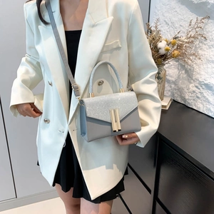 Schicke graue Glitzer-Umhängetasche mit Silberbeschlag zum weißen Blazer-Outfit