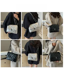 Vues détaillées du sac à chaîne matelassé pour femmes en noir et argent porté par un mannequin