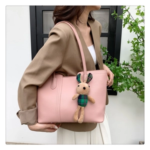 Borsa tote in pelle martellata rosa con un grazioso ciondolo a forma di coniglio