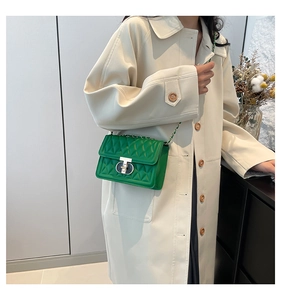 Détail du sac bandoulière vert émeraude matelassé avec fermoir en métal en forme de T