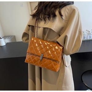 Détail du sac bandoulière marron matelassé avec bandoulière chaîne et boucle métal