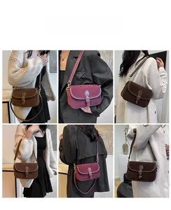 Detailansicht der Vintage-Wildleder-Satteltasche in Dunkelbraun und Lila an Models