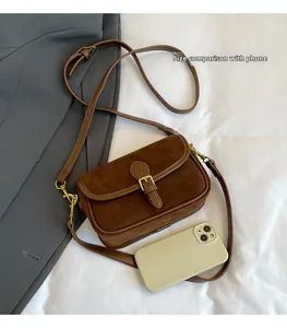 Vintage Umhängetasche aus Wildleder im Größenvergleich mit einem Smartphone