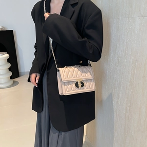 Petit sac carré beige matelassé chic avec fermoir doré et bandoulière chaîne