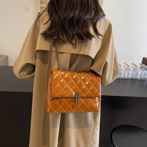 Sac à bandoulière en cuir matelassé marron avec bandoulière chaîne et fermoir argent