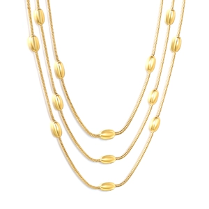 Collana a tre strati in oro 18k con maglia a serpente e perle ovali su sfondo bianco