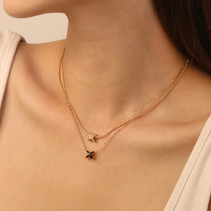 Collier double rang en acier inoxydable plaqué or 18K avec pendentifs en forme de X sur mannequin