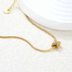 Élégant collier doré en forme de U avec pendentif étoile en zircon brillant sur chaîne