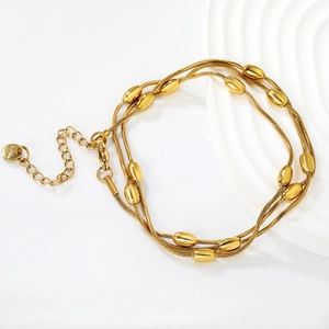 Dettaglio della collana multistrato a serpente placcata oro 18K con perline e tag S925