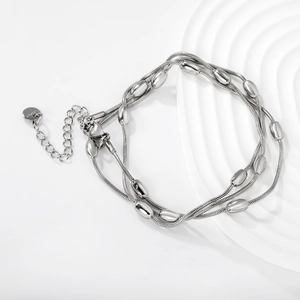 Dettaglio del bracciale a catena serpente argentato con perle ovali e chiusura