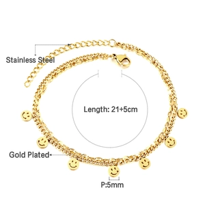 Dettaglio della cavigliera in acciaio placcato oro 18K con ciondoli smiley 5mm e chiusura a moschettone