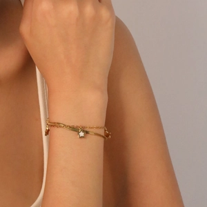 Bracelet double rang doré avec chaîne serpent et délicats pendentifs en étoile