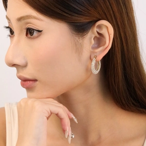 Boucles d'oreilles en C plaquées or 18 carats avec émeraude et perles blanches