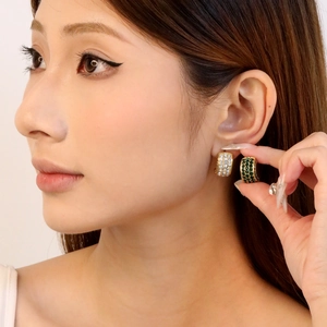 Boucles d'oreilles créoles C dorées avec pierres vert émeraude et zircons blancs