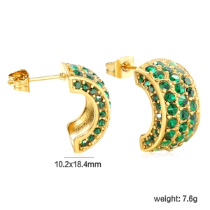 Détail de boucles d'oreilles dorées en C avec zircons verts, taille 10,2x18,4mm