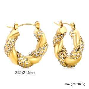 Détail de boucles d'oreilles créoles dorées en C avec pavé de cristaux et poids de 16,6g