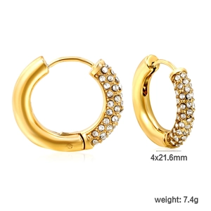 Détail de boucles d'oreilles dorées en C avec zircons et dimensions de 4x21,6mm