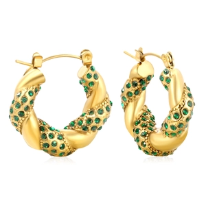 Boucles d'oreilles créoles torsadées dorées avec cristaux vert émeraude au design en C
