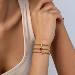 Set di tre braccialetti con perline placcati oro 18K e ciondoli a cuore in zircone colorato