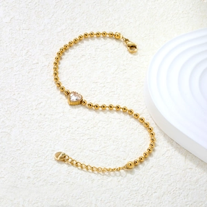 Bracciale a catena con sfere dorate, pendente a cuore in zircone e chiusura a moschettone