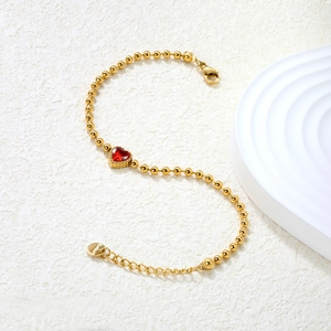 Dettaglio del bracciale a sfere placcato oro 18K con zircone rosso a forma di cuore