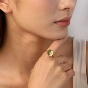 Goldener Seestern-Ring mit Sternengravur und Kristall am Finger im Resort-Stil