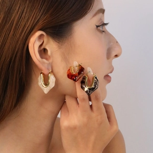 French vintage resin earrings in U-shape marble and tortoiseshell patterns for women