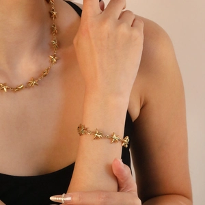 Set collana e bracciale con stelle dorate in acciaio inossidabile placcato oro 18K
