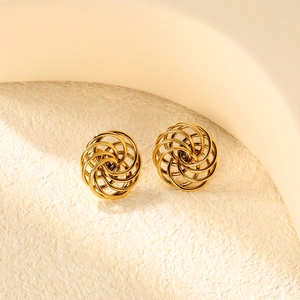 Detailansicht goldener Spiralohrringe mit aufwendigem Design aus Metallgeflecht