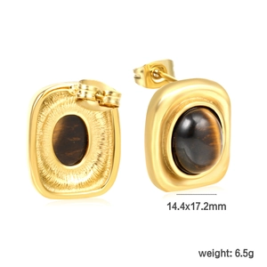 Detailaufnahme quadratischer 18K vergoldeter Ohrstecker mit ovalem Tigerauge-Stein Inlay
