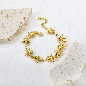 Bracciale in acciaio inossidabile placcato oro 18k con stelle 3D e chiusura regolabile