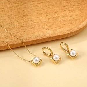Ensemble collier et boucles d'oreilles carrés en or avec perles blanches et style épuré