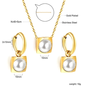 Détails du pendentif perle carrée et des boucles d'oreilles en acier inoxydable doré