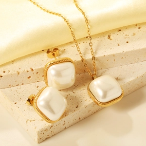 Détail d'un ensemble de bijoux en pierre d'œil de chat avec cadre doré torsadé sur soie